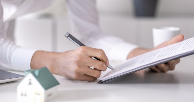 Firma de contrato de alquiler