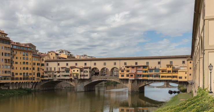 El Ponte Vecchio es el puente habitado más famoso del mundo y uno de los pocos que ha mantenido una continuidad funcional ininterrumpida.