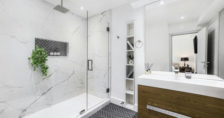 Baño con mucho espacio de almacenaje