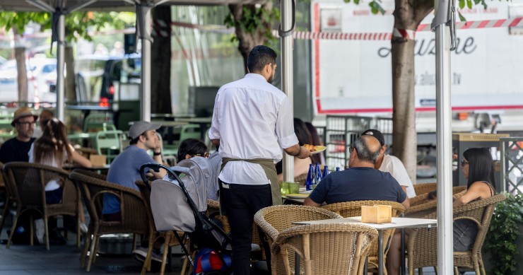 Archivo - Clientes de un bar en una terraza
