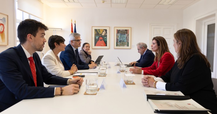 La ministra de Vivienda y Agenda Urbana, Isabel Rodríguez (la segunda en la izquierda) y la decana del Colegio de Registradores de España, Rosario Jiménez (segunda de la derecha). En Madrid, a 14 de abril de 2026.