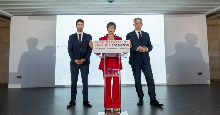 La ministra de Vivienda y Agenda Urbana, Isabel Rodríguez (c), atiende a los medios antes de la reunión de la Conferencia Sectorial de Vivienda y Agenda Urbana, en la sede del Ministerio