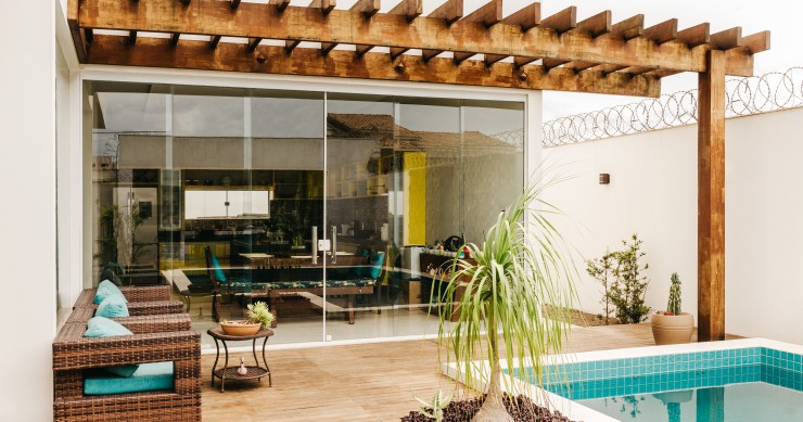 Pérgola instalada en el patio de una vivienda con piscina