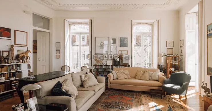 Salón ecléctico con piezas artesanales y vintage