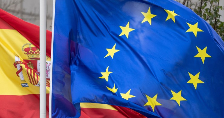La bandera de España y de la Unión Europea ondean en la Sede de la SEPI, a 7 de febrero de 2025, en Madrid (España). 