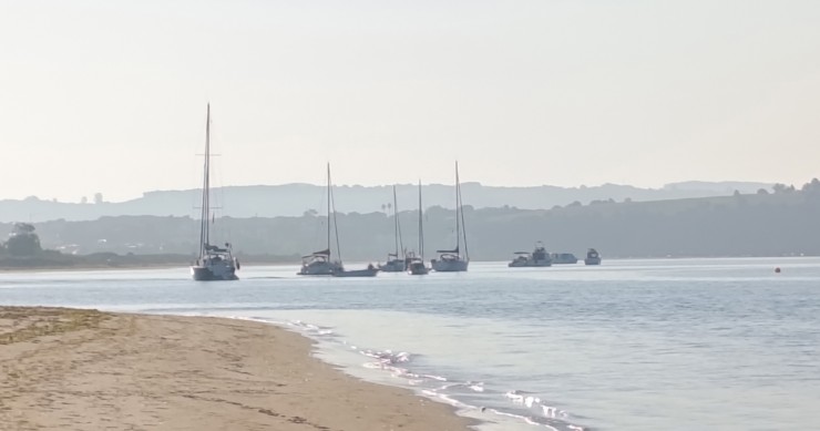 Playa del Puntal. Somo. Arena. Barcos. Mar