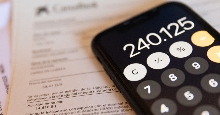 Archivo - Una calculadora sobre una propuesta de hipoteca para una vivienda