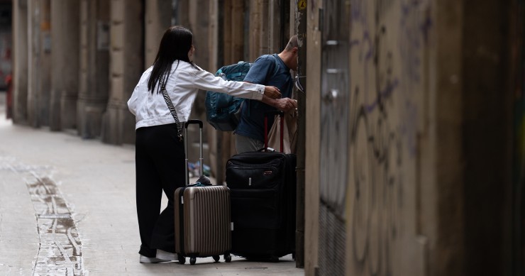 Archivo - Dos turistas con maletas en el centro de Barcelona