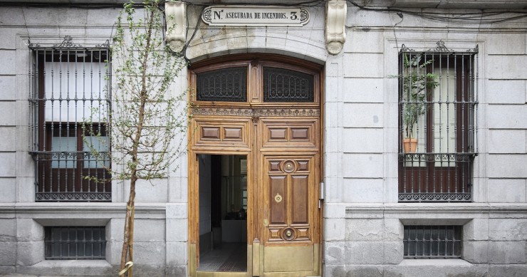 Archivo - Fachada de un bloque de viviendas.