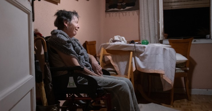Maricarmen espera en su casa a que se ejecute o se impida el desahucio, a 23 de septiembre de 2026, en Madrid (España). Maricarmen, una vecina de 87 años del barrio madrileño de Retiro, se enfrenta este miércoles día 23 a un cuarto y definitivo intento de