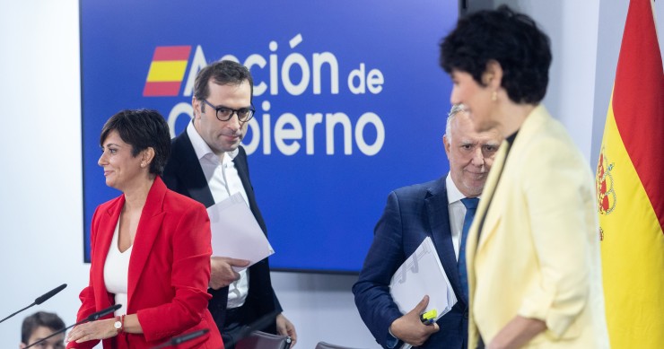 (I-D) La ministra de Vivienda y Agenda Urbana, Isabel Rodríguez; el vicepresidente primero y ministro de Economía, Comercio y Empresa, Carlos Cuerpo; el ministro de Política Territorial y Memoria Democrática, Ángel Víctor Torres; y la ministra de Inclusió