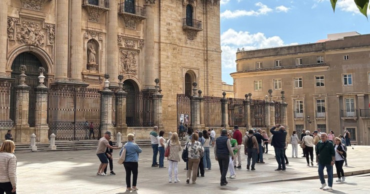 Un grupo de turistas ante la Catedral de Jaén.