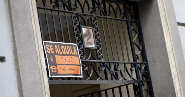 Archivo - Un cartel de un piso en alquiler en Madrid