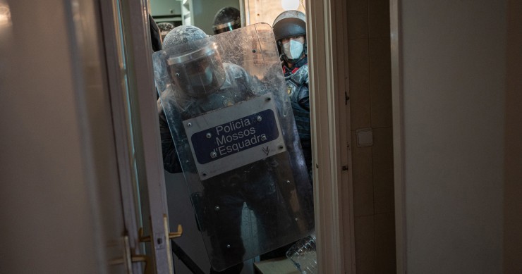 Archivo - Los Mossos d’Esquadra entran a la vivienda para ejecutar el desahucio de una familia por impago de alquiler en el barrio de Poble-sec, a 14 de febrero de 2022, en Barcelona (Cataluña). 