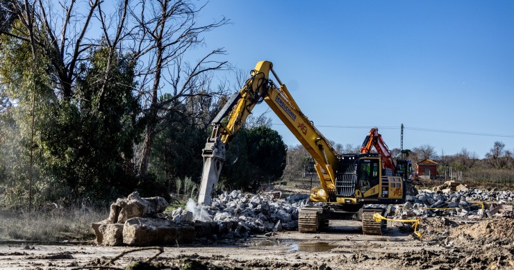 Archivo - Operarios trabajan en las obras de demolición de varios edificios, en los antiguos cuarteles de Campamento.