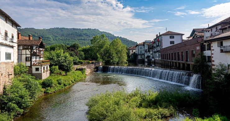 Octubre en Navarra: el pueblo-río que se vuelve oro en silencio