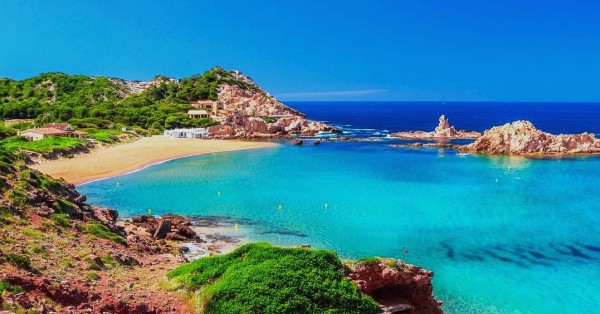 Esta inaudita cala de color rojo se encuentra en el norte de Menorca