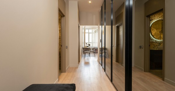 Dónde gastar (y dónde ahorrar) al decorar la entrada y el pasillo de casa