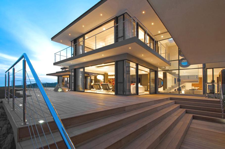 Casas de ensueño: una villa con piscina circular frente a la costa de