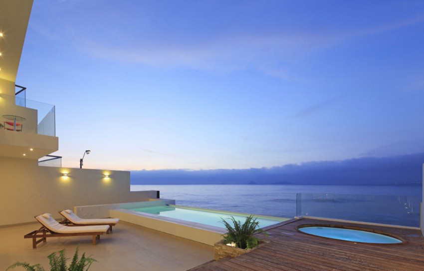 Casas de ensueño: una mansión de cristal de tres plantas frente al mar