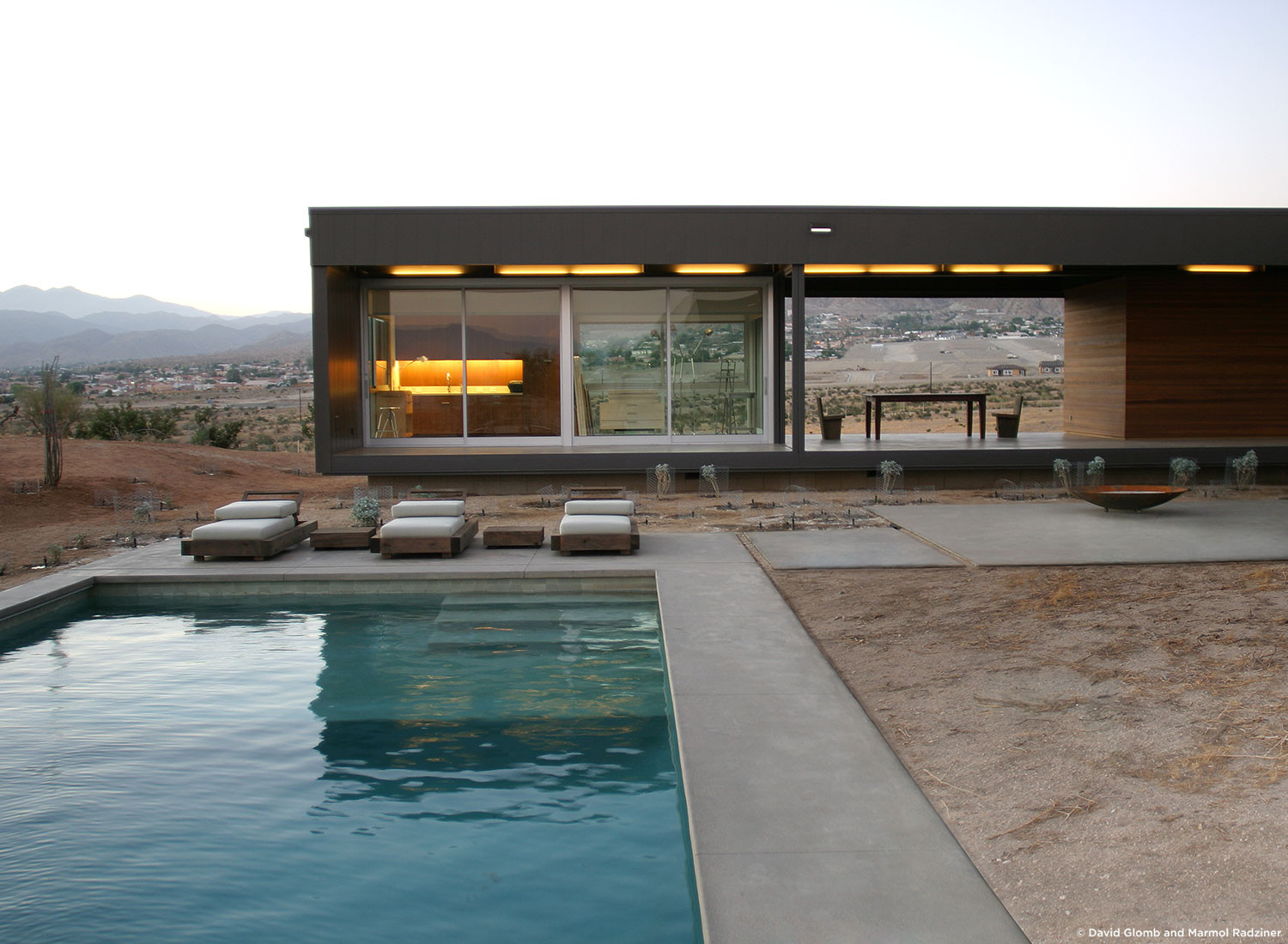 Diez casas en mitad del desierto