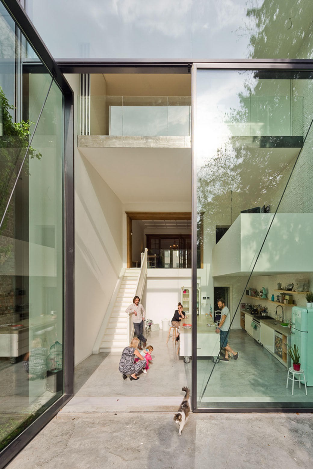 La casa con puertas de cristal más grandes del mundo: 6 metros de alto
