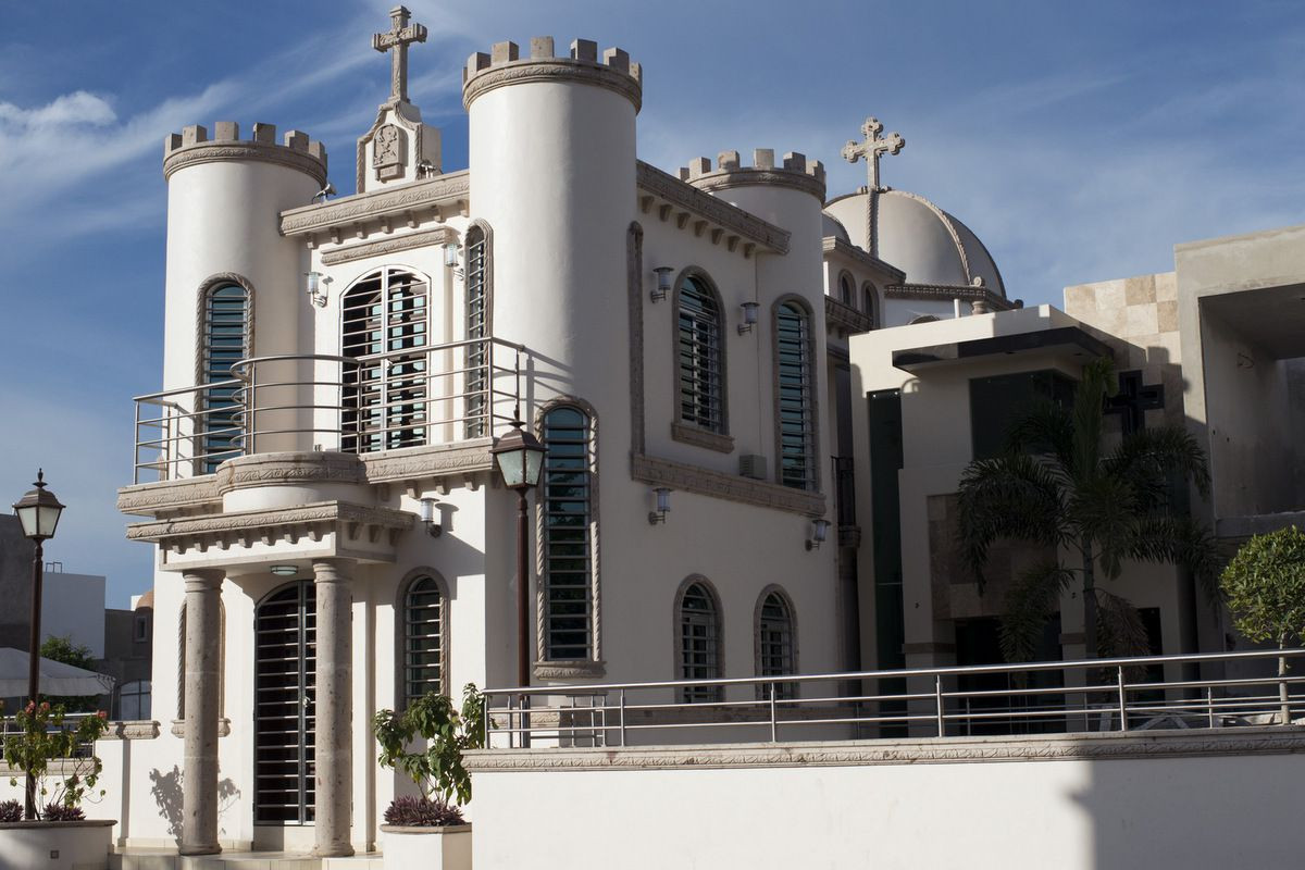 Los sorprendentes y lujosos mausoleos de los narcos mexicanos