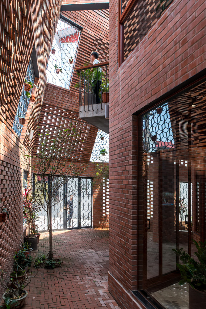Una original casa construida a base de ladrillo y con forma de cueva