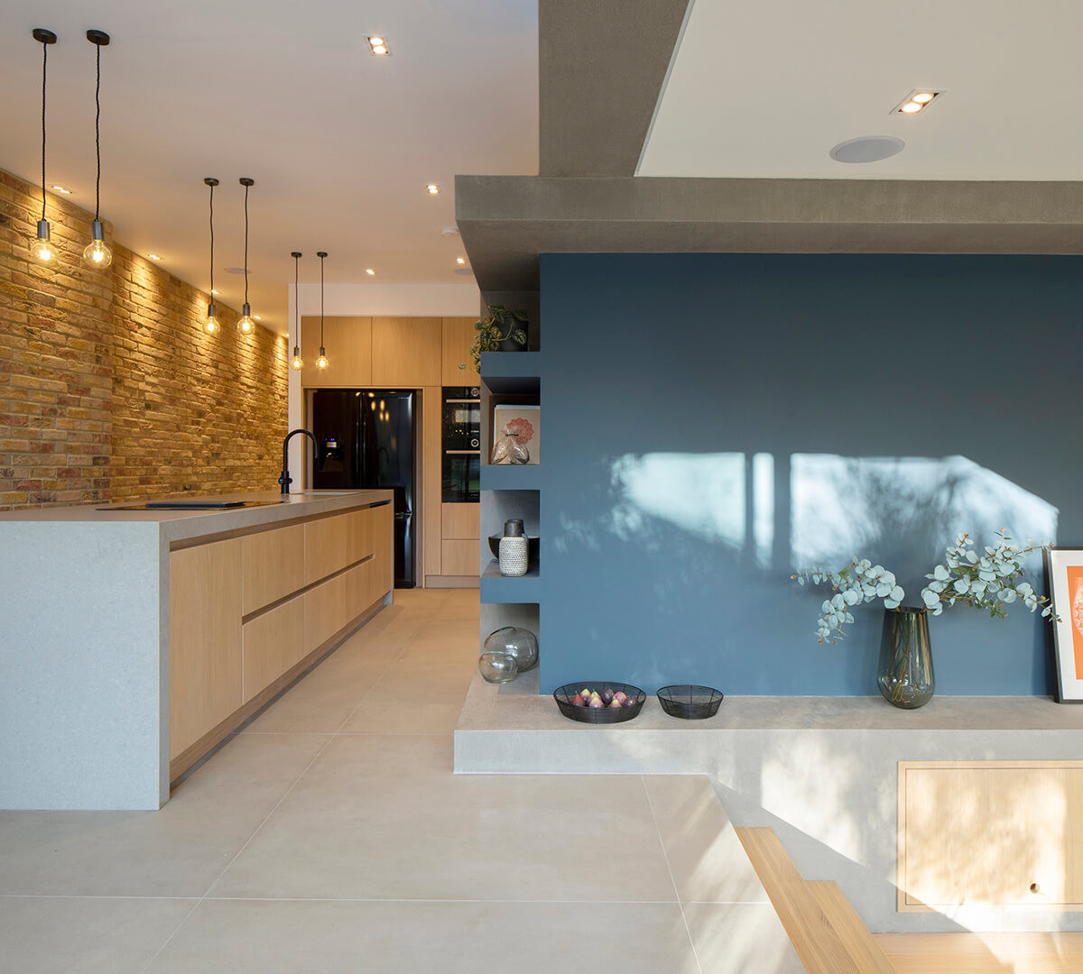 Estrecha por fuera, amplia por dentro: así es el espectacular interior