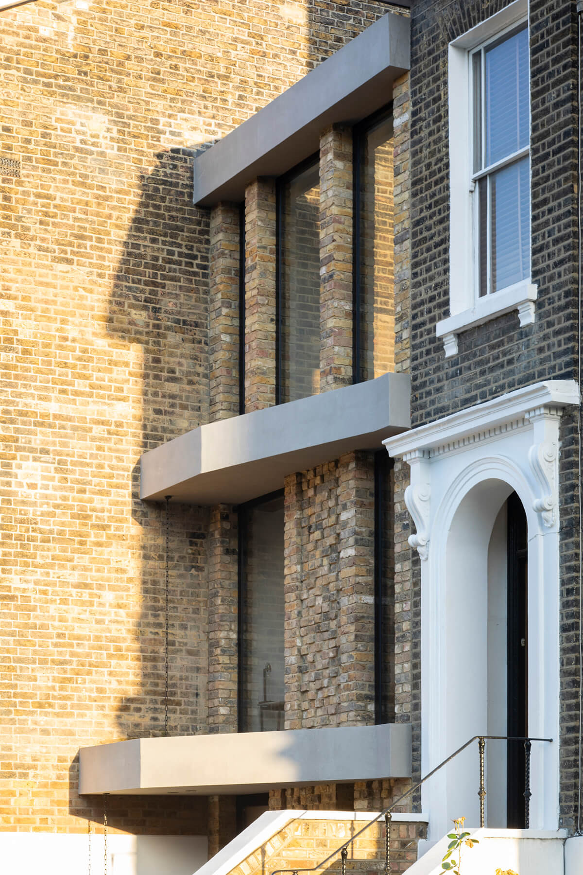 Estrecha por fuera, amplia por dentro: así es el espectacular interior