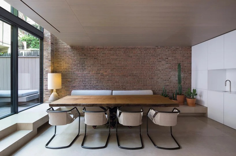 Esta clásica casa de Nueva York esconde un estilo moderno con piscina