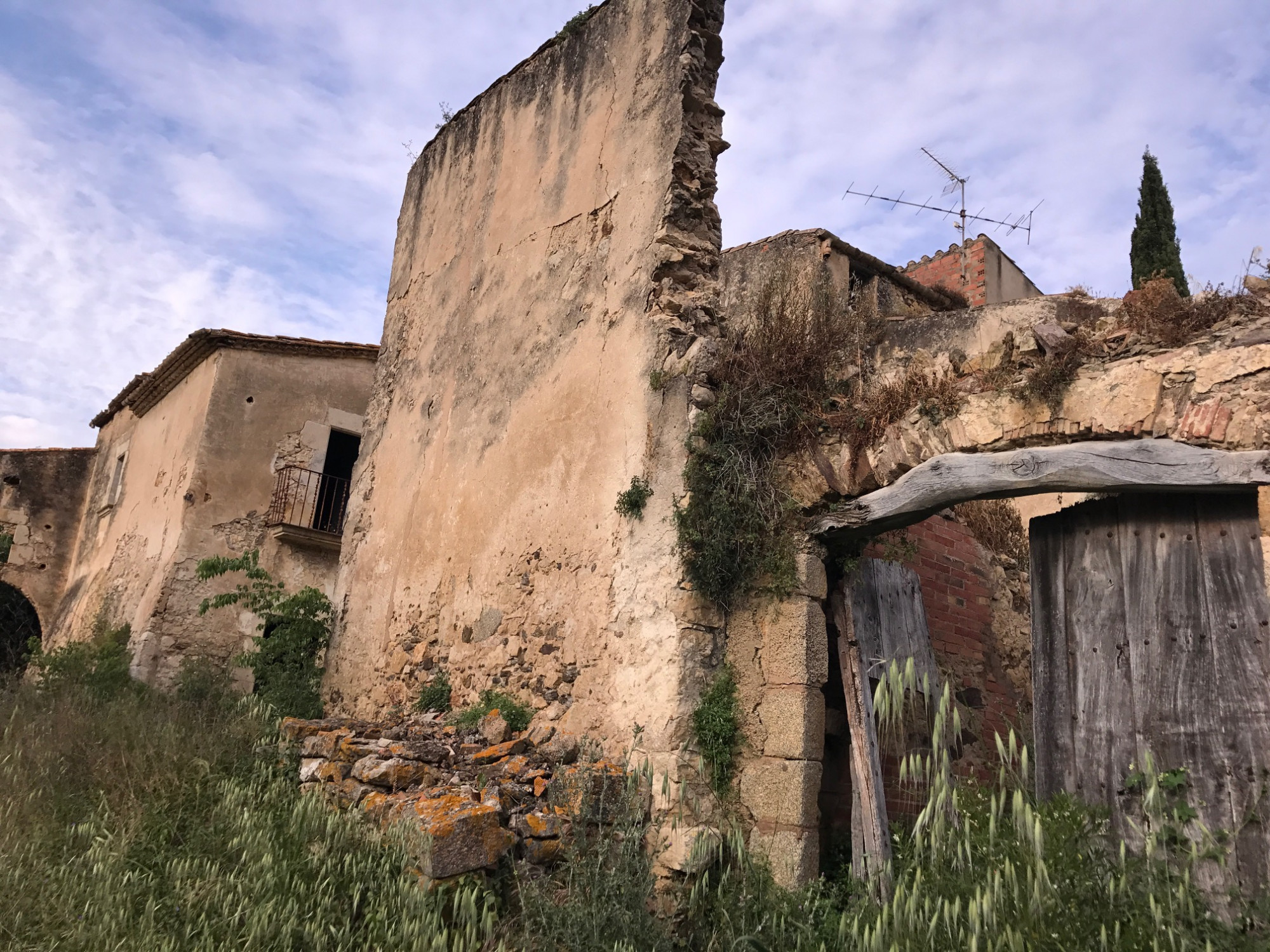 Antes y después: de masía del siglo XVIII en ruinas a residencial de