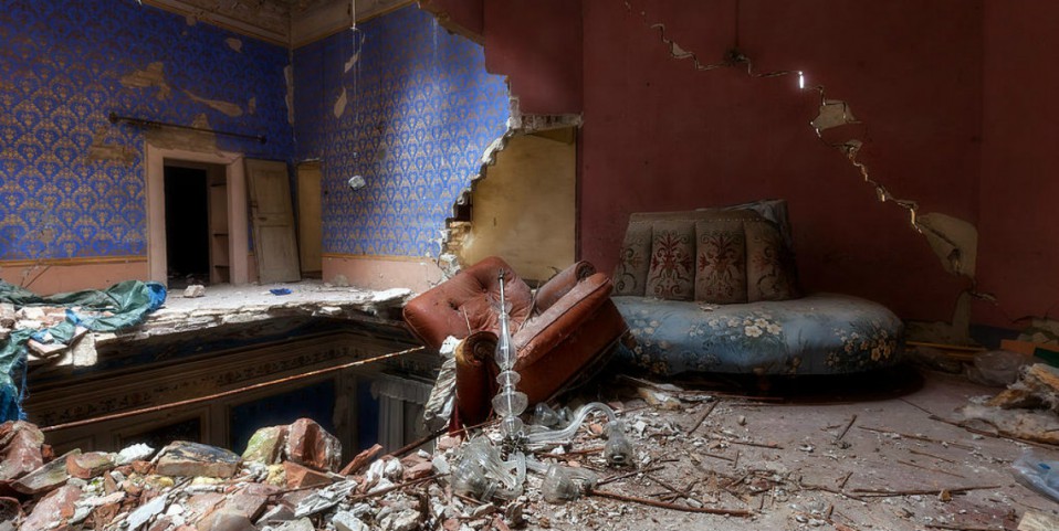 Casa derrumbada en estado de abandono