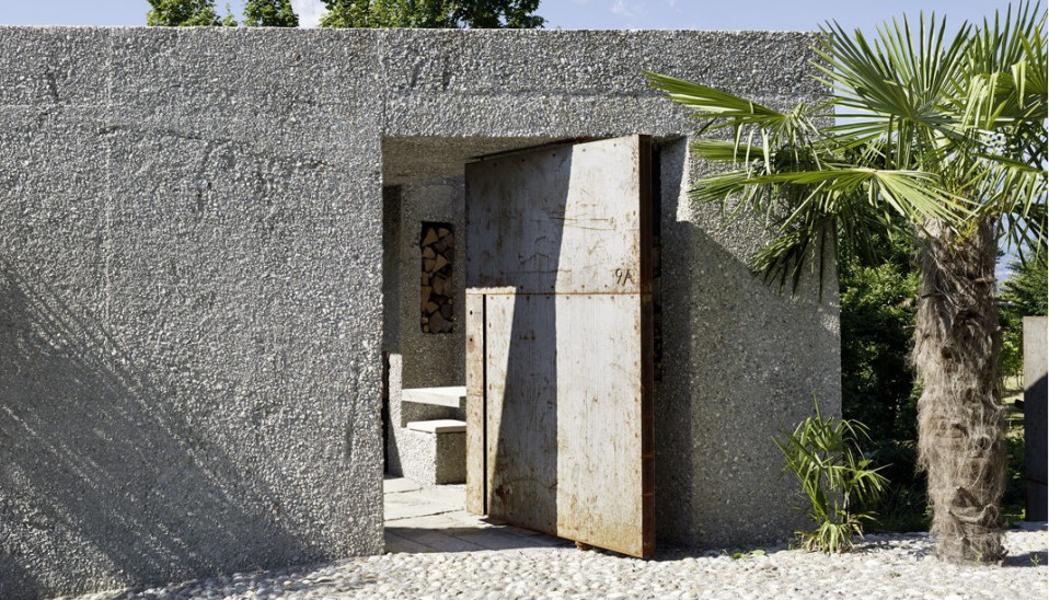 La peculiar entrada de la casa en Los Alpes