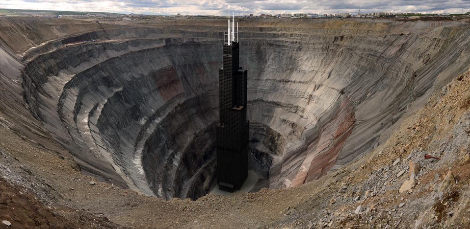 La Torre Willis de Chicago (527 m de altura) dentro de la mina Mir en Rusia (525 m de profundidad)
