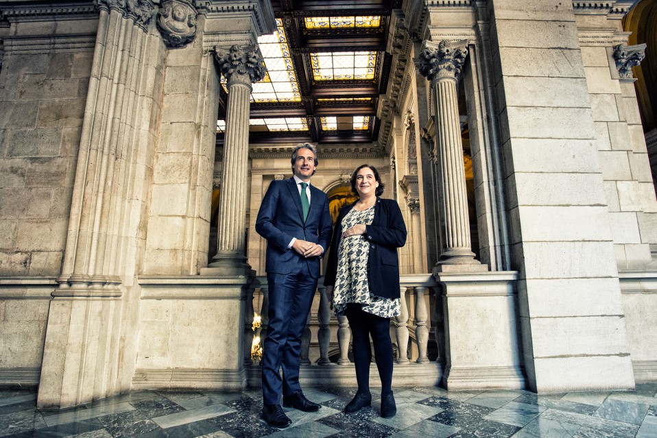 El ministro de Fomento, Íñigo de la Serna, junto a la alcaldesa de Barcelona, Ada Colau / Ayuntamiento de Barcelona