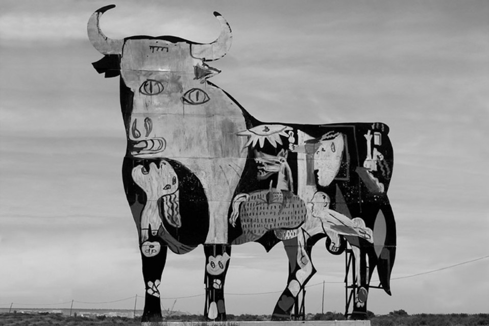 'El Guernica' pintado en un toro de Osborne, Santa Pola (Comunidad Valenciana) / SAM3