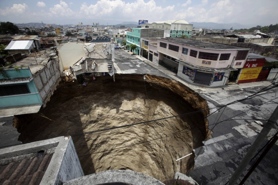 Socavón en la Ciudad de Guatemala tras una tormenta tropical / Daniel Leclair/Reuters