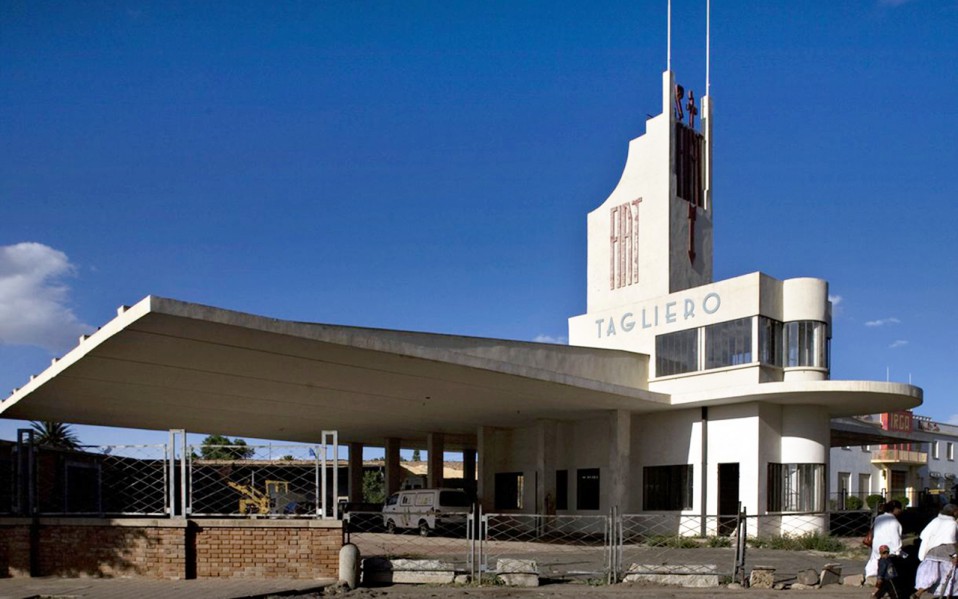 Estación Fiat Tagliero / Edward Denison, 2016