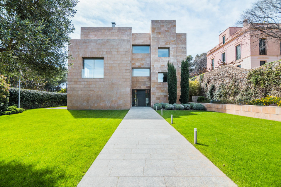 La casa dispone de 900 m2 construidos en una parcela de 1.500 m2 / Living