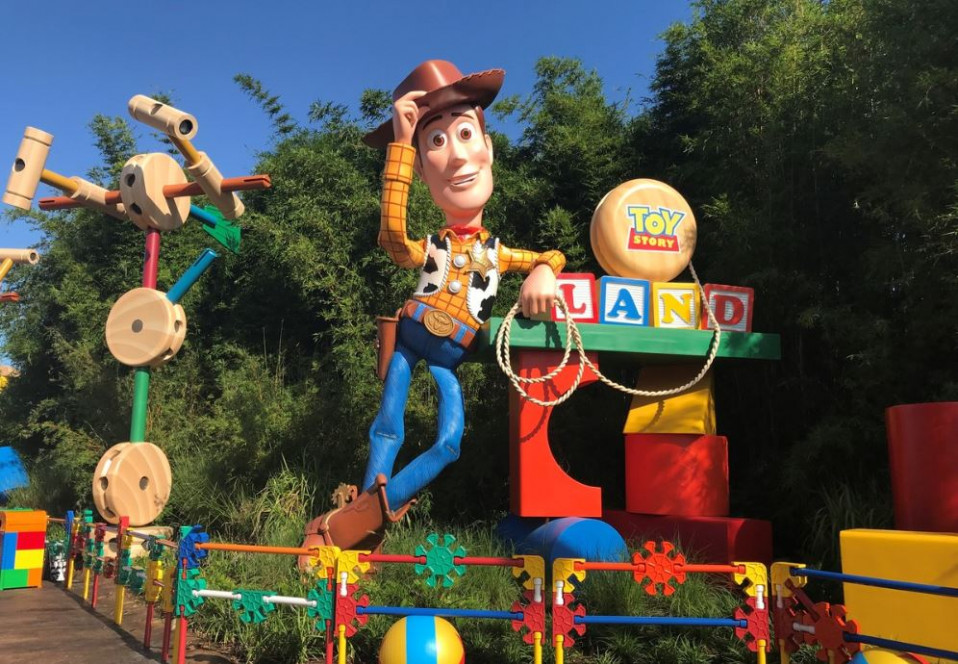 Woody da la bienvenida a los visitantes del parque