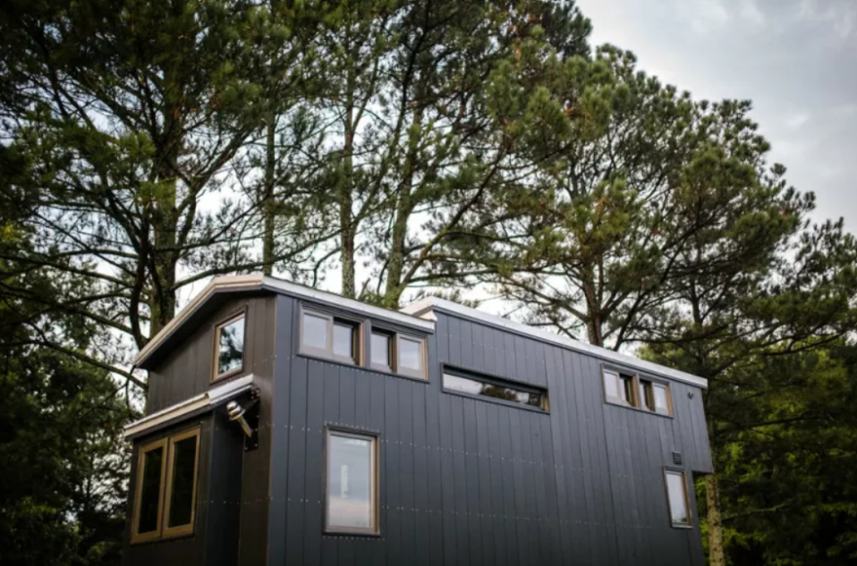 Cada vez más personas eligen vivir en pequeñas casas prefabricadas, sin renunciar al estilo y la comodidad / Wind River Tiny Homes via Apartment Therapy