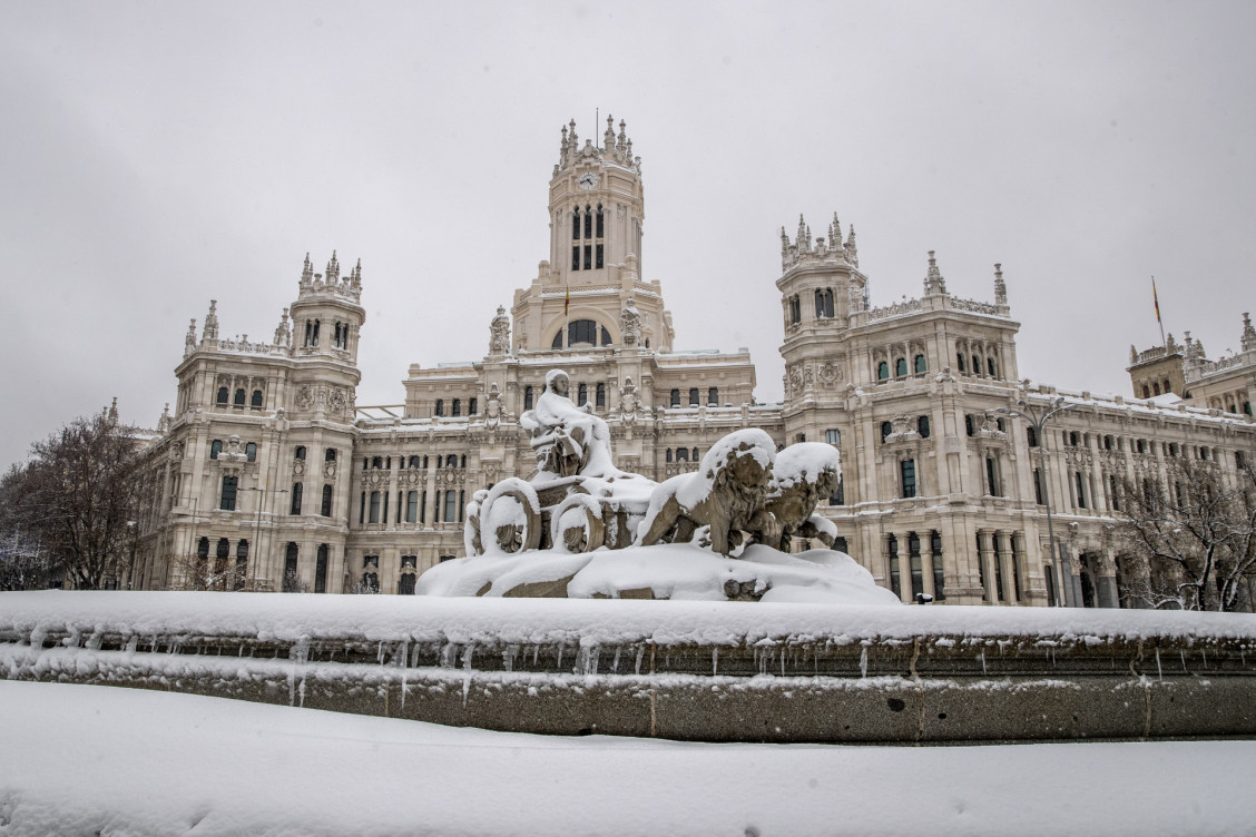 La fuente de la Cibeles (Madrid), congelada y cubierta de nieve / Gtres