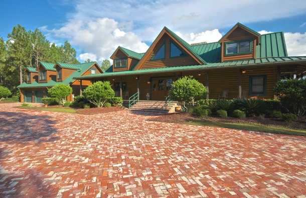 Casas de ensueño: mansión con lago privado y decoración tradicional en
