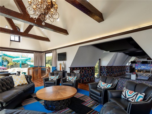 La casa más divertida del mundo: tiene parque acuático, bolera y cancha