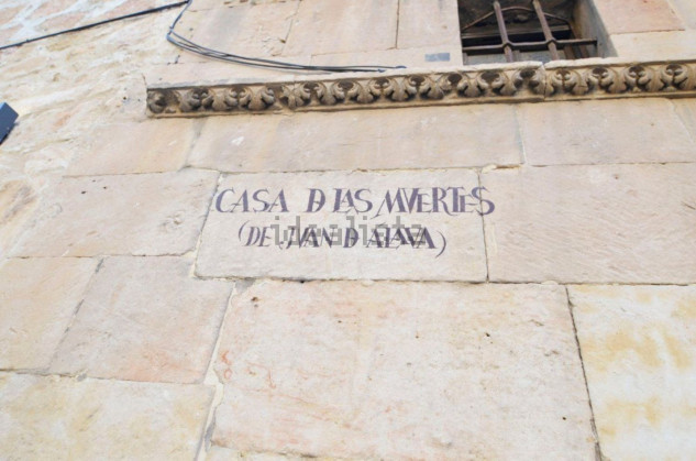 En la fachada aparece su sobrenombre