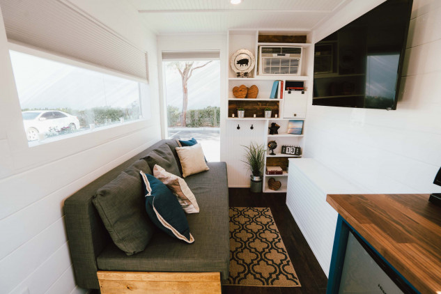 Casas de lujo en contenedores de transporte desde 35.000 euros en 10 semanas 16 Salón con televisión y estanterías / Alternative Living Spaces