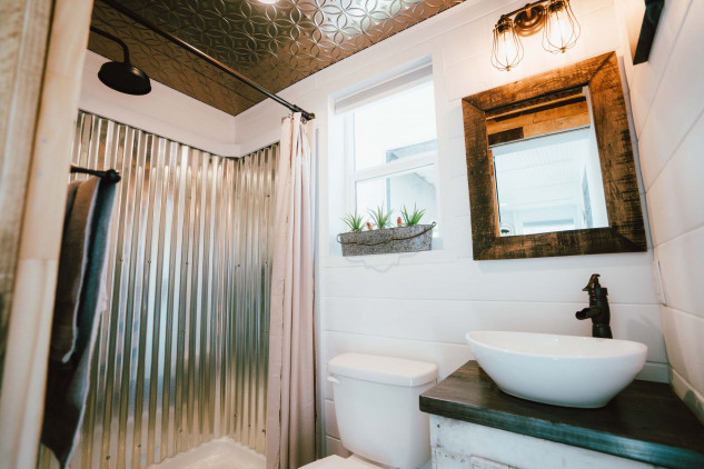 Casas de lujo en contenedores de transporte desde 35.000 euros en 10 semanas 12 Baño con lavabo / Alternative Living Spaces