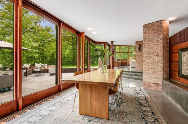 Esta casa diseñada por Frank Lloyd Wright con un salón que parece una