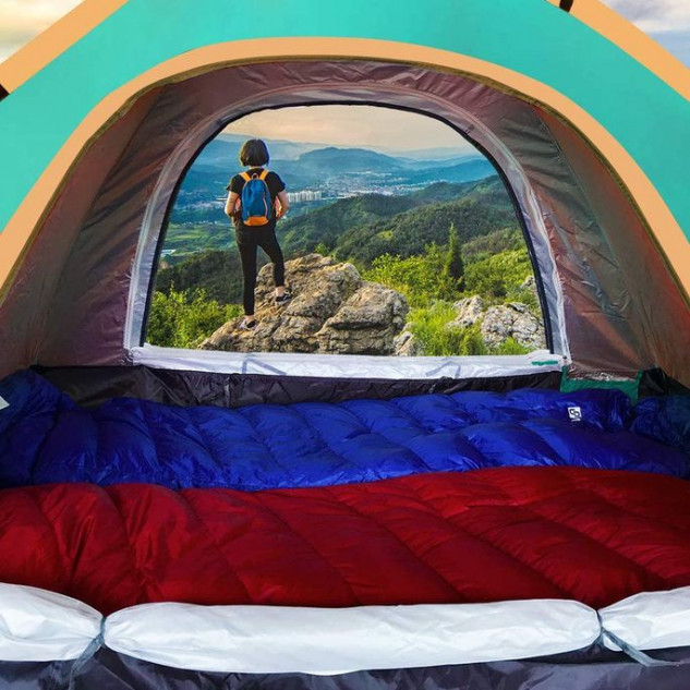 Tienda de campaña en el jardín